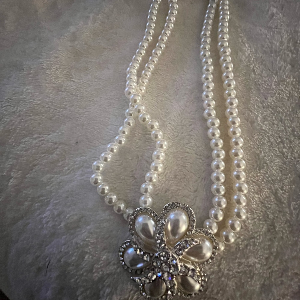 Elegant Pearl Necklace with Floral Pendant